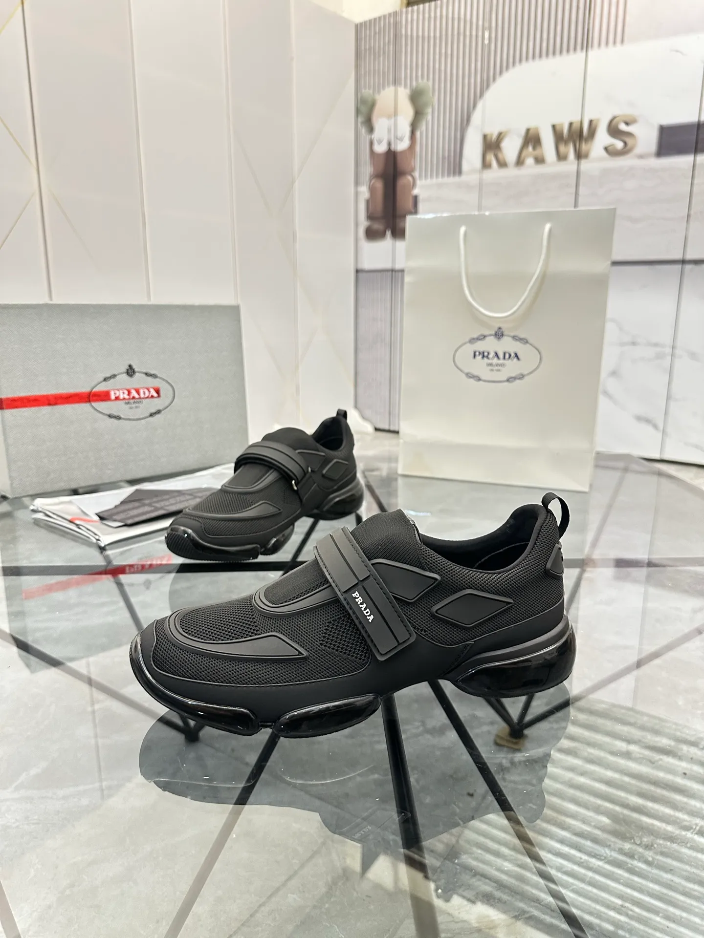 Men's shoes: 💰P520¥ High-end top quality Product trademark: Prada *"Prada*" low-top casual shoes Regular size: 38-45 (can be customized to 46) One size larger Product materials: imported breathable fly weave upper, professional glue-making process, breathable lining, cowhide foot pads, original outsole. No.: 001